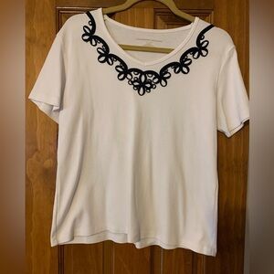Allison Daley White Top with Navy Embellishment Size Petite Medium